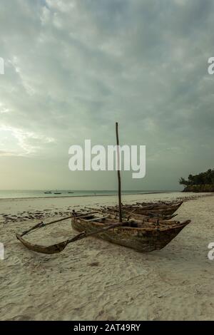 Tradizionale barca in legno su una spiaggia di sabbia (Kenya, Diani Beach) Foto Stock