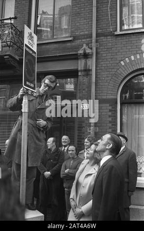 Alderman Brautigam luoghi 1000th segno per parcheggio per disabili; Alderman Brautigam sulle scale (l), disabled Knot Looks on Data: 26 marzo 1974 Parole Chiave: Segnaletica stradale, aldermen Nome personale: BRAUTIGAM, E.A.G. Foto Stock