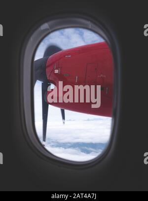 Guardando attraverso una finestra di airplance in Groenlandia. Le piccole isole sono liberate da un ghiacciaio vicino alla costa occidentale. Questa è una conseguenza del fenomo Foto Stock