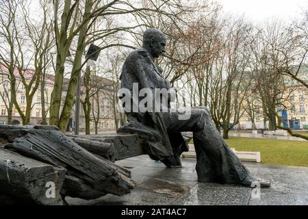 Statua del famoso scrittore estone Anton Hansen Tammsaare, nel Tammsaare Park, Tallinn, Estonia Foto Stock