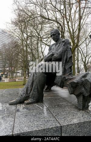 Statua del famoso scrittore estone Anton Hansen Tammsaare, nel Tammsaare Park, Tallinn, Estonia Foto Stock