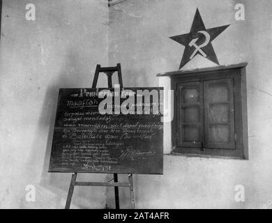 Reportage T-Brigade Interni di una classe nella scuola di Salatiga. Documenti, emblemi e iscrizioni trovati indicavano che questa scuola era usata come istituto didattico communitico per i giovani. Nel Consiglio di amministrazione è stato annunciato che la disposizione di dichiarazioni nell'interesse del Consiglio del partito è stata rinviata per motivi molto urgenti fino a una data da stabilire ... Annotazione: L'iscrizione sul tabellone è datata 20-7-1947 Data: Agosto 1947 Località: Indonesia, Java, Indie Orientali Olandesi, Salatiga Foto Stock
