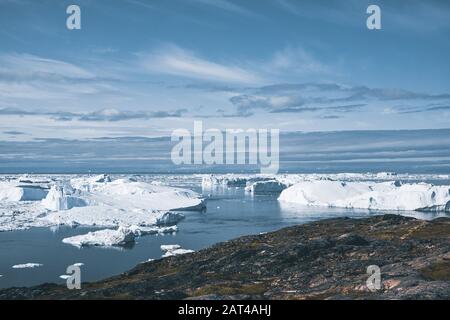 Baia di Disko nelle vicinanze di Ilulissat, Groenlandia. Veduta aerea panoramica verso il icefjord con iceberg e ghiacciai. Il sito è la destinazione preferita per Foto Stock