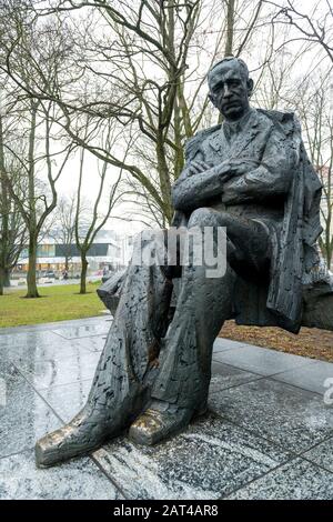 Statua del famoso scrittore estone Anton Hansen Tammsaare, nel Tammsaare Park, Tallinn, Estonia Foto Stock