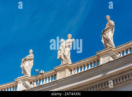 Statue dei Santi Balbina, Santa Lucia e Santa Olimpia sui colonnati del Bernini, Piazza San Pietro, Vaticano, Roma, Italia Foto Stock