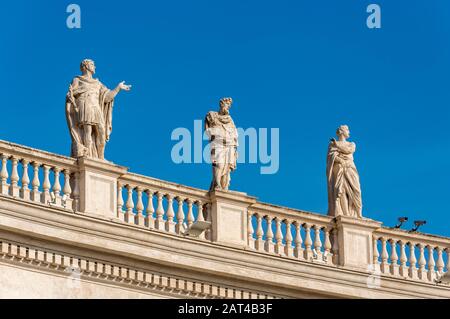 Statue dei Santi Marinus, Sant'Eucignio e San Marciano sui colonnati del Bernini, Piazza San Pietro, Vaticano, Roma, Italia Foto Stock