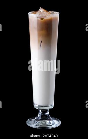 Vetro stretto alto con caffè ghiacciato isolato su nero Foto Stock