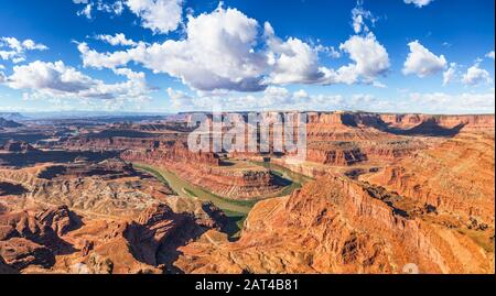 Splendida vista panoramica delle scogliere e dei canyon panoramici del Dead Horse Point state Park con i meandri del fiume Colorado in estate, Canyonlands, Utah USA Foto Stock