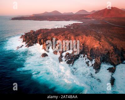 Veduta aerea delle scogliere laviche di Los Hervideros e dell'oceano. Lanzarote, Isole Canarie. Foto Stock