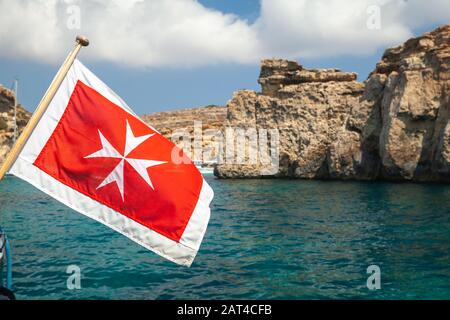 La bandiera mercantile di Malta si trova su una barca a poppa Foto Stock