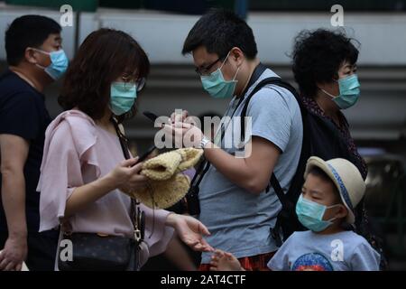 I turisti cinesi che indossano maschere facciali protettive sono visti al santuario di Erawan a Bangkok. Consapevolezza di coronavirus protettivo a Bangkok. I funzionari sanitari tailandesi stanno intensificando il monitoraggio e l'ispezione per il coronavirus. La Thailandia ha rilevato 14 casi. Il virus ha finora ucciso almeno 170 persone, un focolaio che ha avuto inizio nella città cinese di Wuhan. Foto Stock