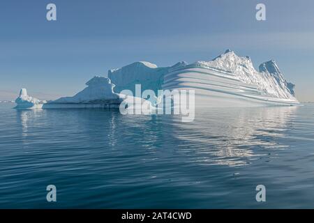Enormi iceberg per quanto riguarda l'occhio possono vedere in Hall Brewing, parte del sistema di fiordo Scoesby Sound Foto Stock