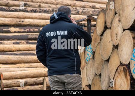 28 gennaio 2020, Sassonia-Anhalt, Wernigerode: 'Soko Wald' è su una giacca di un dipendente della Schutzgemeinschaft Deutscher Wald, Bundesverband e.V. (SDW) da leggere. Foto: Klaus-Dietmar Gabbert/dpa-Zentralbild/ZB Foto Stock