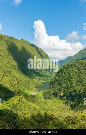 Valle verde a Tahiti, l'interno dell'isola montagnosa della Polinesia francese. Foto Stock