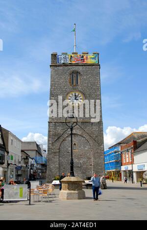 La torre medievale di St. Leonard, Newton Abbot, Devon, Inghilterra, conosciuta localmente come la torre dell'orologio Foto Stock