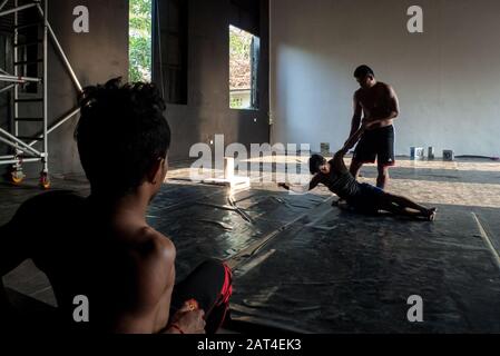 Battambang, Cambogia, Asia: Due attori del Phare Ponleu Selpak Circus ripresentano lo spettacolo serale Foto Stock