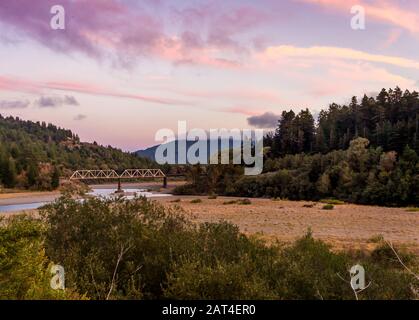 Il fiume di anguilla scorre attraverso un letto di fiume per lo più asciutto in un anno di siccità della California Foto Stock