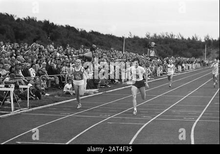 Gare internazionali di atletica a Papendal nel 1975 Irena Szewinska (Polonia) vince 200 metri (a destra) per Karla Bodendorff (DDR) Data: 16 luglio 1975 luogo: Arnhem, Gelderland, Papendal Parole Chiave: Atletica, corsa, sport, tornei Nome personale: Bodendorff, Karla, Szewiñska, Irena Institution nome: Papendal Foto Stock