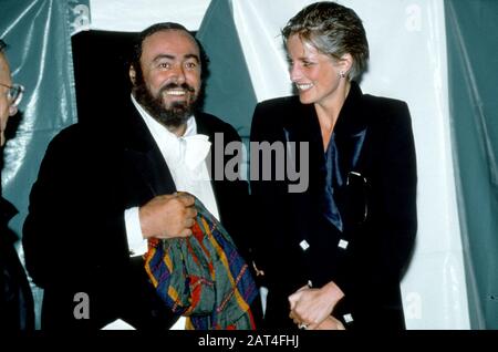 Il cantante d'opera Luciano Pavarotti (a sinistra) incontra il Principe e Principessa di Galles, la Principessa Diana e il Principe Carlo in un concerto ad Hyde Park, Londra, Eng Foto Stock