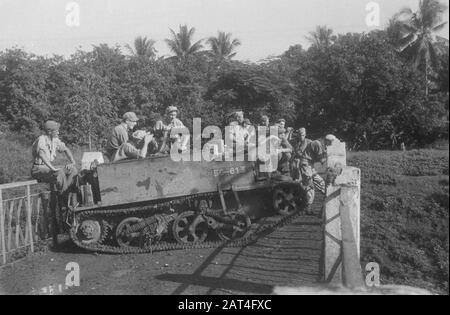 Universal Carrier con una mitragliatrice Browning in piedi in un ponte posizione: Indonesia, Indie orientali olandesi Foto Stock
