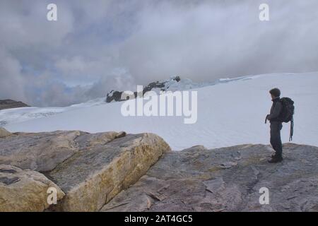 In Piedi Sopra Il Ghiacciaio Ritacuba, Il Parco Nazionale El Cocuy, Boyaca, Colombia Foto Stock