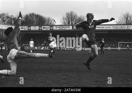 Partita di calcio AZ '67 - FC Amsterdam: 2-0 Jan Jongbloed (FC Amsterdam) salva un colpo di Kees Kist Data: 20 March 1977 luogo: Alkmaar, Noord-Holland Parole Chiave: Sport, calcio, partite Nome Persona : Jongbloed, Jan, Kist, Kees Nome istituzione: FC Amsterdam Foto Stock