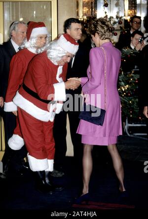 HRH Princess Diana, Principessa del Galles incontra Dennis Healey ai premi per bambini, Londra, Inghilterra, dicembre 1991 Foto Stock