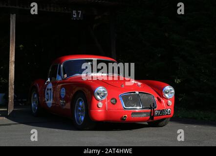 Un'auto sportiva MGA rossa a Shelsley Walsh Speed HillClimb, Worcestershire, Regno Unito. Foto Stock