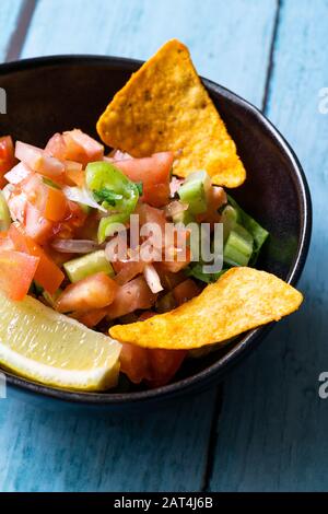 Messicana Pico De Gallo Salsa Salad Con Tortilla Nachos, Tomato, Cipolla, Lime, Cilantro, Prezzemolo, Jalapeno Pepper. Cibo Tradizionale Biologico Sano Foto Stock