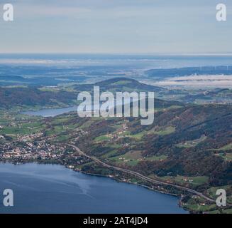 Pittoresche Alpi d'autunno vista dei laghi di montagna dal punto panoramico di Schafberg, Salzkammergut, alta Austria. Bel viaggio, escursioni, stagionale, e natura bea Foto Stock