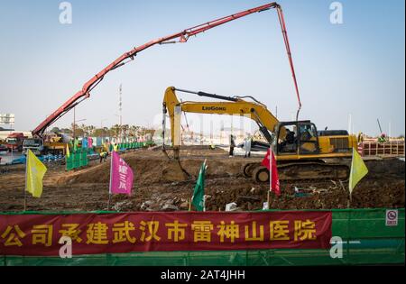 (200130) -- WUHAN, 30 gennaio 2020 (Xinhua) -- Foto aerea scattata il 30 gennaio 2020 mostra il sito di costruzione dell'ospedale Leishenshan (Thunder God Mountain) a Wuhan, nella provincia centrale cinese di Hubei. Wuhan sta costruendo due ospedali per trattare pazienti affetti da polmonite infettati con il nuovo coronavirus. A partire da giovedì mezzogiorno, circa il 40 per cento dell'ospedale di Leishenshan è stato completato ed è previsto per essere messo in uso il 5 febbraio. (Xinhua/Xiao Yijiu) Foto Stock