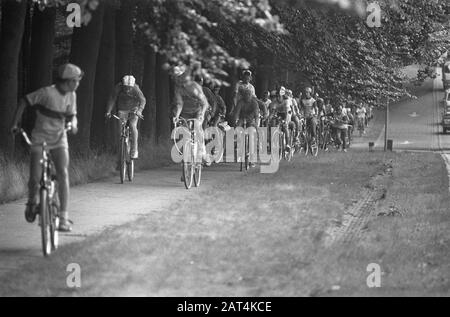 Tour dei giovani di Oude Jan a Velp Data di inizio: 23 luglio 1973 Località: Gelderland, Velp Parole Chiave: Ciclismo, gioventù Nome dell'istituzione: Tour de Oude Jan Foto Stock