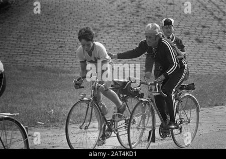 Tour di Oude Jan in Velp iniziato, il partecipante è premuto Data: 23 luglio 1973 luogo: Gelderland, Velp Parole Chiave: Biciclette, gioventù Nome dell'istituto: Tour de Oude Jan Foto Stock