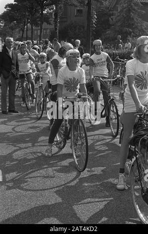 Tour dei giovani di Oude Jan a Velp Data di inizio: 23 luglio 1973 Località: Gelderland, Velp Parole Chiave: Ciclismo, gioventù Nome dell'istituzione: Tour de Oude Jan Foto Stock