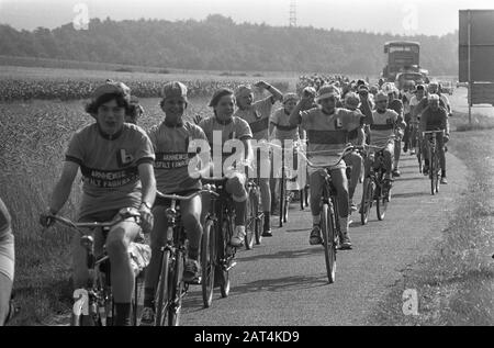 Tour dei giovani di Oude Jan a Velp iniziato, i giovani sulla strada Data: 23 luglio 1973 luogo: Gelderland, Velp Parole Chiave: Biciclette, gioventù Nome dell'istituzione: Tour de Oude Jan Foto Stock