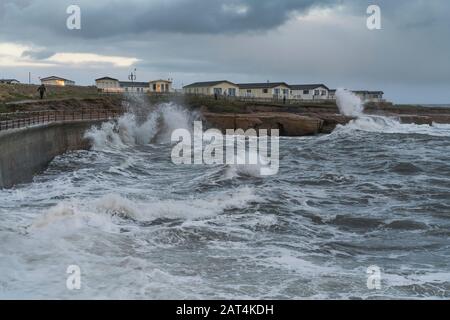 Newbiggin-by-the-Sea caravan parco vista mare onde rugose mare Foto Stock