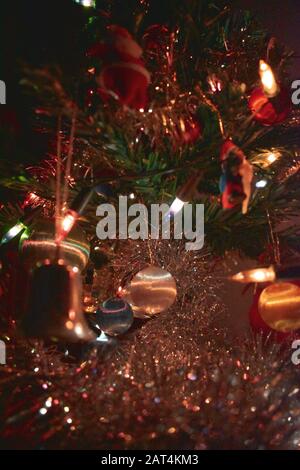 Decorazioni natalizie: Campane d'oro, globi di tutti i colori, figurine di Santa Foto Stock