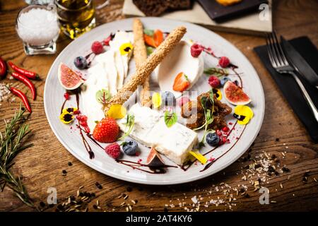 Vassoio di formaggi per due persone servita su una piastra in ristorante Foto Stock