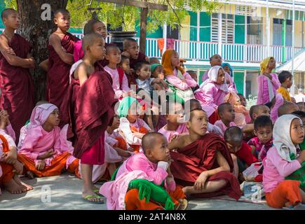 I volti dei bambini a guardare la televisione a Aung Myae Oo monastica educazione Libera Scuola, Sagaing, Mandalay Myanmar (Birmania), l'Asia in febbraio Foto Stock