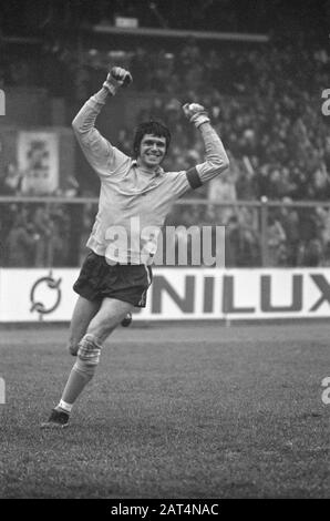 Amsterdam contro Feyenoord: 1-1 Jongbloed Cheeres Data: 26 Dicembre 1973 Località: Amsterdam, Noord-Holland Parole Chiave: Goalkeepers, sport, football Nome personale: Jongbloed, Jan Institutionname: Feyenoord Foto Stock