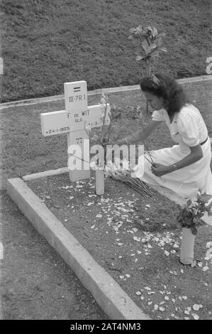Fiori per la celebrazione dei morti e di Natale a Semarang giovane donna posa fiori sulla tomba di F. de Wit, soldato III-7 R.I. nato 24-1-1925 morto 1-3-1947 Data: 25 dicembre 1947 luogo: Indonesia, Indie orientali olandesi Foto Stock