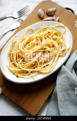 Ricetta tradizionale italiana, spaghetti al aglio, olio e peperocino, aglio, olio d'oliva e peperoncino, Italia, Europa Foto Stock