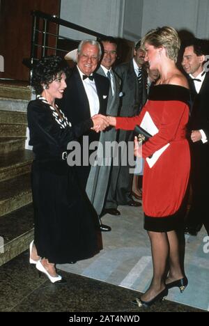 Joan Collins e HRH Princess Diana in un'esibizione di beneficenza di "Private Lives" a Londra, Inghilterra - settembre 1990 Foto Stock