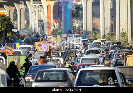 Pakistan. 30th gennaio 2020. Vista della situazione di ingorgo dovuta all'irresponsabilità del funzionario della polizia stradale, che crea problemi per il normale flusso di traffico che mostra negligenza delle autorità interessate, sulla Murree Road a Rawalpindi giovedì 30 gennaio 2020. Credit: Asianet-Pakistan/Alamy Live News Foto Stock