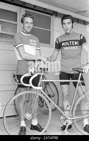 Joop Zoetemelk ed Eddy Merckx Shake Hands Data: 2 agosto 1973 Volume del file 926-5866 Produttore: Anefo/Verhoeff, Bert URL: beeldbank.nationaalarchief.nl/na:col1:dat255107 Per ulteriori informazioni sull'Archivio Nazionale: www.nationaalarchief.nl Per ulteriori foto di queste e altre collezioni, visita il nostro Foto Stock