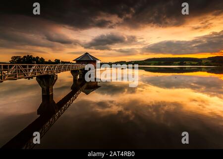 Serbatoio Cropston al tramonto, dotato di prelevare la torre e la passerella di collegamento Foto Stock