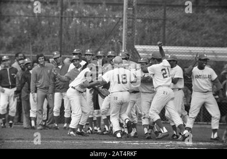 International Baseball Week a Haarlem Allietando i giocatori della squadra di Antillean (gruppo B) al Pim Mulierstadion Data: 1 luglio 1972 posizione: Haarlem, Noord-Holland Foto Stock