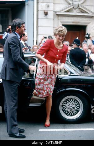 Colin Trimming-Royal protezione ufficiale apre la porta auto per la principessa Diana, Devon, Inghilterra maggio 1992 Foto Stock