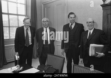 Cabinet Formateur Mr Burger riceve presidenti di gruppo denominazionale tre, Andriessen, Burger, Biesheuvel e Tilanus Data: 6 febbraio 1973 Località: L'Aia, Zuid-Holland Parole Chiave: Presidenti di gruppo, ricevute Nome personale: ANDRIESSEN, Burger, J.A.W. Foto Stock