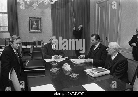 Mobile Formateur J. A. W. Burger riceve presidenti di gruppo denominazionale tre, Andriessen, Burger, Biesheuvel e Tilanus Data: 6 febbraio 1973 Parole Chiave: Presidenti di gruppo politico, ricevute Nome personale: ANDRIESSEN, Burger, J.A.W. Foto Stock